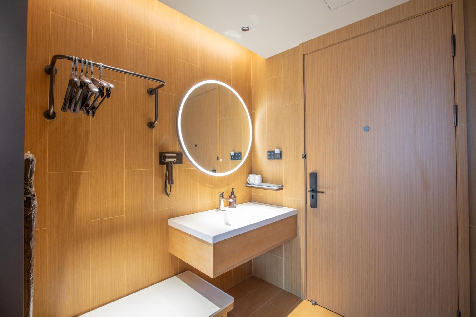 Seasons Hotel 4*
